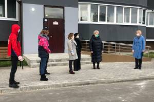 В Брянске новый заместитель мэра вручила ключи от квартир сиротам