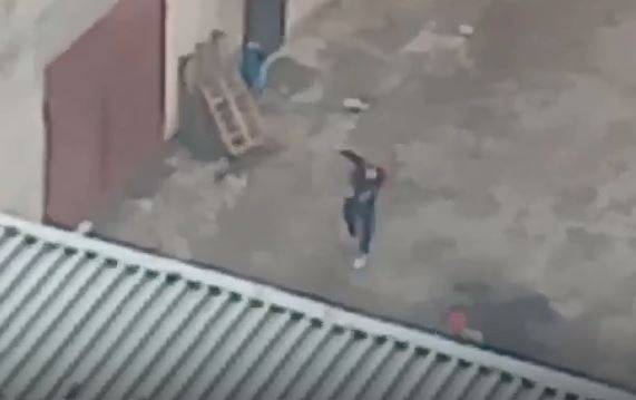 В Брянске сняли на видео бьющих в здании окна детей-хулиганов