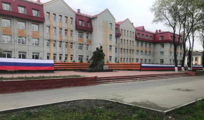 В Брянске вдоль лицея №27 протянули георгиевскую ленту и российский флаг