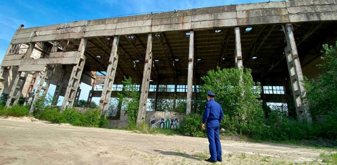 В Брасовском районе прокуратура потребовала закрыть доступ к заброшке бывшего завода