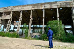 В Брасовском районе прокуратура потребовала закрыть доступ к заброшке бывшего завода
