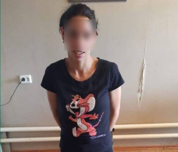 В Брянске 25-летняя воровка со стажем украла из незапертой квартиры 40 тысяч рублей