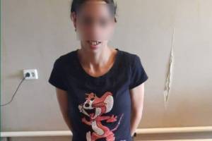 В Брянске 25-летняя воровка со стажем украла из незапертой квартиры 40 тысяч рублей