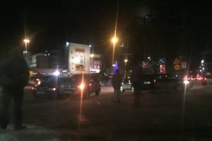 В Брянске возле ТРЦ «БУМ сити» столкнулись два автомобиля