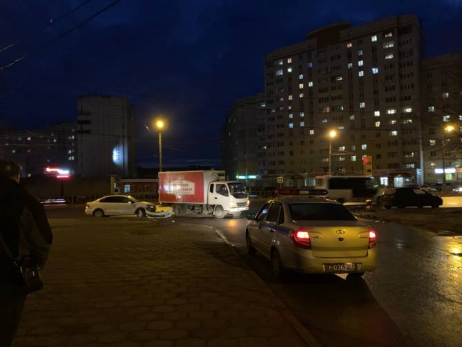В Брянске на Мясокомбинате столкнулись легковушка и грузовик