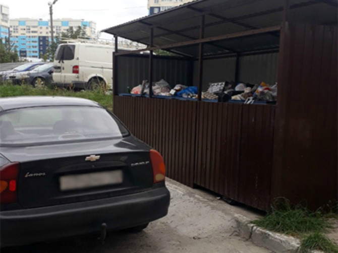 В Брянске автохамы мешают вывозу мусора из дворов многоэтажек