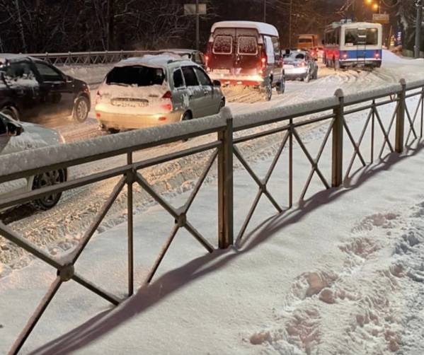 Брянск из-за снегопада встал в огромной пробке на выезде из Володарки