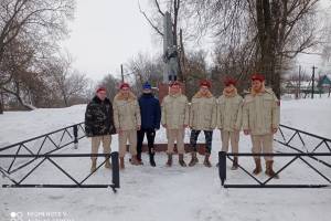 Юнармейцы в Трубчевске расчистили от снега Братскую могилу