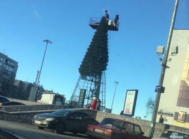 В Брянске разобрали новогоднюю ёлку перед ТРЦ «БУМ Сити»