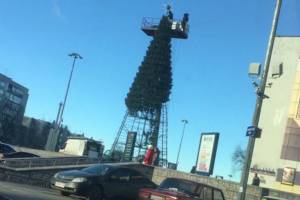 В Брянске разобрали новогоднюю ёлку перед ТРЦ «БУМ Сити»
