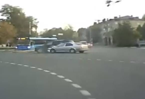 В Брянске сняли на видео аварию на кольце Полтинника