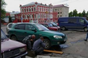 В центре Новозыбкова машина провалилась в люк
