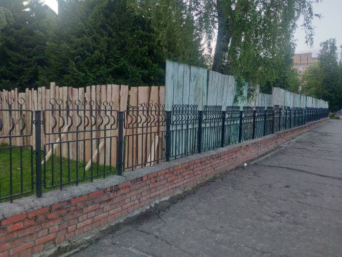 В Брянске детскую горбольницу №1 обнесли таинственным забором
