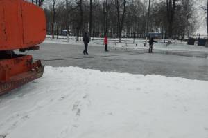 В Новозыбкове начали заливку ледового катка