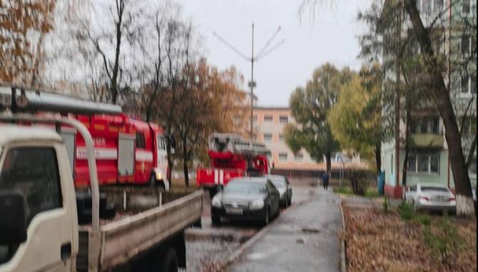 В Брянске на переулке Почтовом сгорела квартира: есть пострадавший