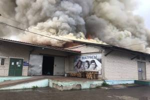 В Брянске локализовали огонь на горящем складе магазина «Меркурий» 