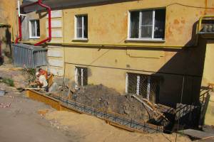 В Брянске идет ремонт убитых дворов старых домов на набережной