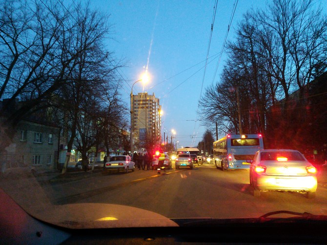 В центре Брянска образовалась пробка из-за аварии на Полтиннике