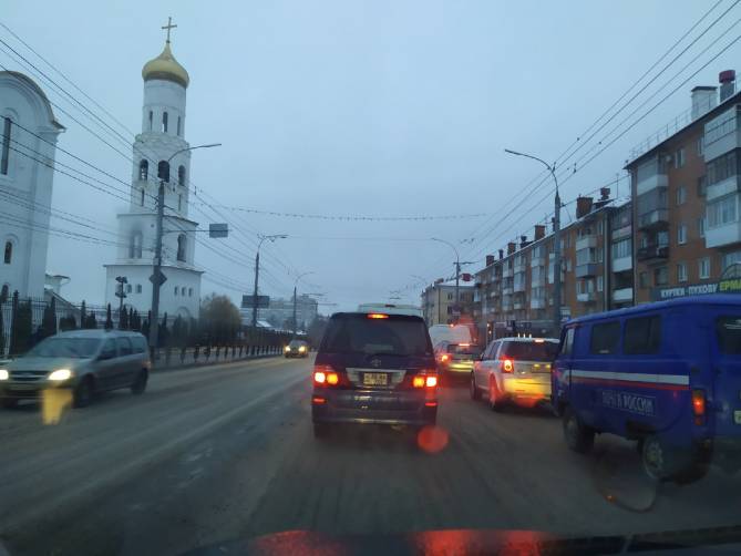 В Брянске проспект Ленина встал в громадной пробке 