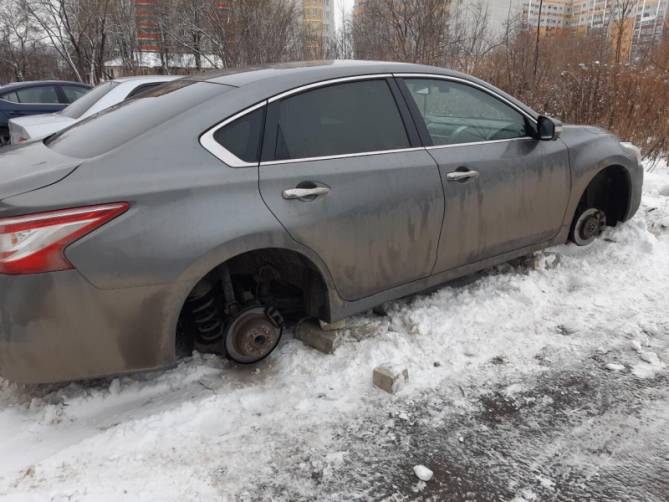 В Брянске осудят банду похитителей колес с дорогих иномарок