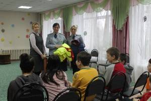 Брянские зэки сшили жилетки для детей из приюта