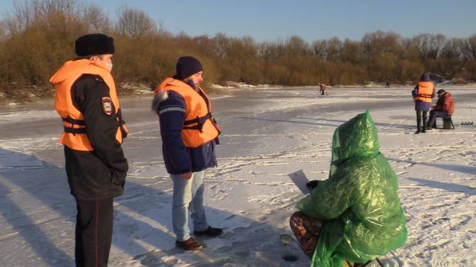 В Брянске чиновники и полицейские пошли по тонкому льду за отчаянными рыбаками