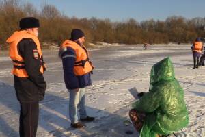 В Брянске чиновники и полицейские пошли по тонкому льду за отчаянными рыбаками