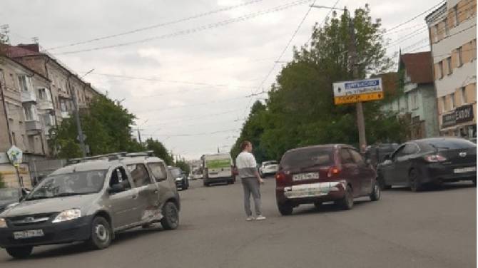 В Брянске у остановки «Почта» столкнулись две легковушки