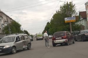 В Брянске у остановки «Почта» столкнулись две легковушки