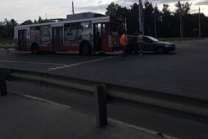 В Брянске на Болгарах троллейбус №14 врезался в легковушку 