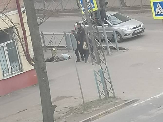 В Брянске возле школы №46 обнаружили труп женщины