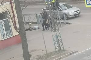 В Брянске возле школы №46 обнаружили труп женщины