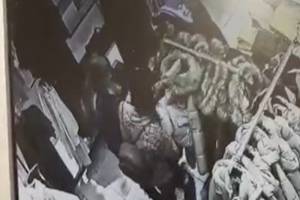В брянском магазине две девушки с ребёнком украли куртку