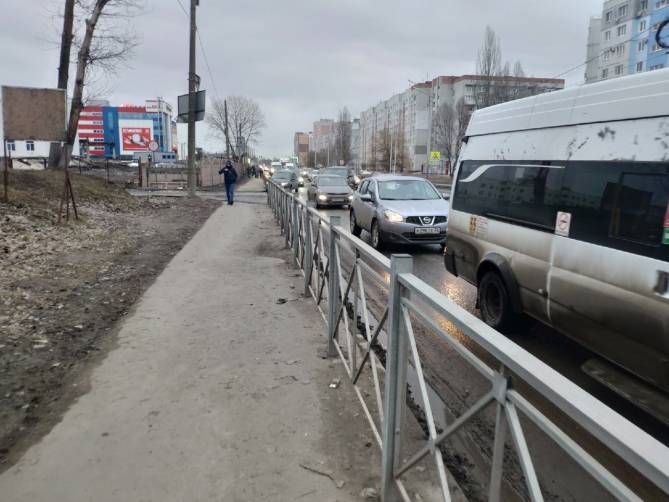 Улица Бурова на въезде в Бежицкий район Брянска замерла в пробке