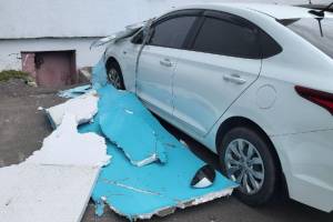 В Брянске УК «Уютный дом» возместит автовладельцу ущерб от рухнувшего мурала