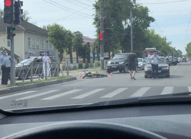 В Брянске около ТРЦ «Тимошковых» сбили мотоциклиста