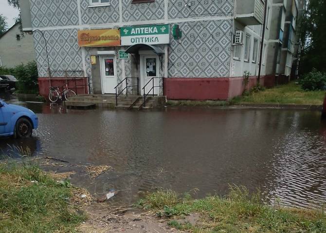 В Карачеве у входа в аптеку образовалось огромное озеро