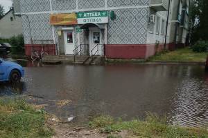 В Карачеве у входа в аптеку образовалось огромное озеро