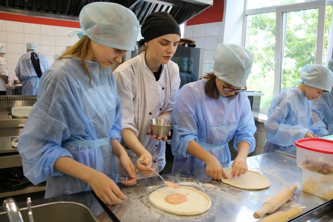 Брянская полиция устроила школьникам мастер-класс по пицце
