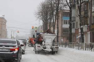 В Володарском районе Брянска на борьбу со снегопадом вышли 46 человек