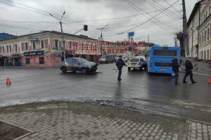 В Брянске у Набережной в массовое ДТП попали автобус №1 и такси