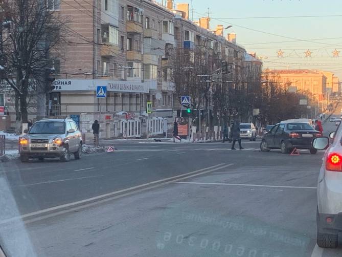 На проспекте Ленина в Брянске не поделили дорогу две легковушки
