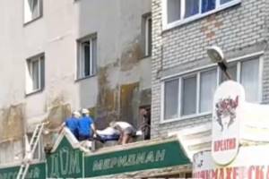 В Брянске на телецентре из окна 4-го этажа выпала пенсионерка