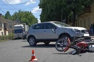 В Брянске на перекрестке водитель иномарки не уступил дорогу и сбил 22-летнего мопедиста
