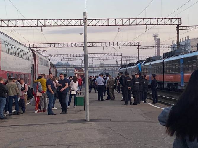 Пьяные болельщики «Спартака» устроили балаган на вокзале Брянск-I