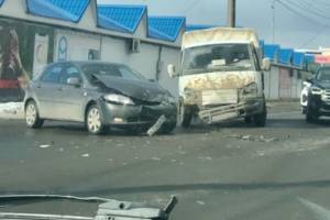 Легковой автомобиль и ГАЗель столкнулись возле «Европы» в Брянске