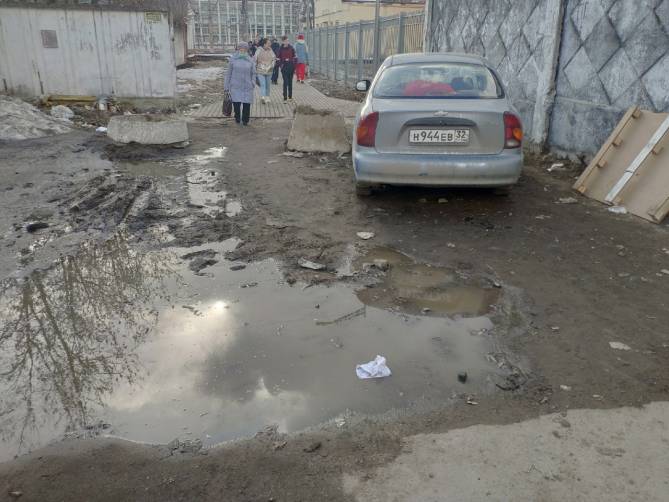 Переход от вокзала Брянск-Орловский к улице Димитрова вывел пешеходов в грязь