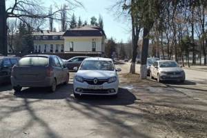 В Брянске автохама наказали за парковку на тротуаре перед кинотеатром «Победа»