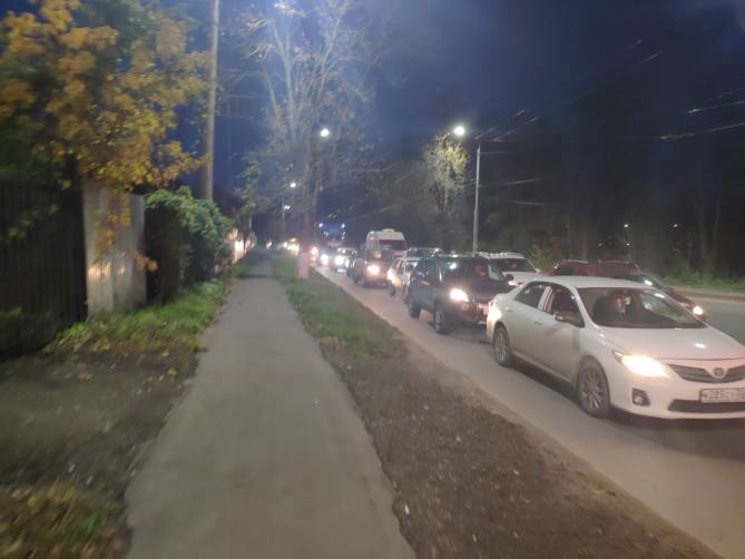 Улицу Калинина в Брянске сковала пробка из-за аварии с участием троллейбуса