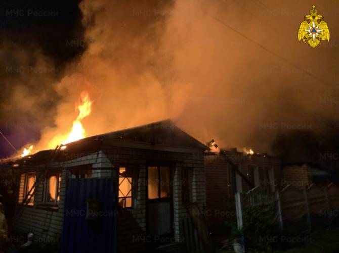 В Жуковском районе ночью сгорел дом